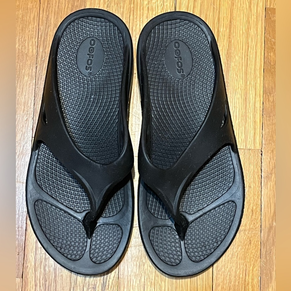 OOFOS Black Comfort Sandals